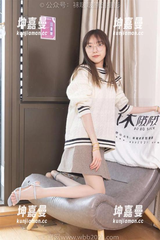 BoBoSocks袜啵啵 - 小甜豆的精选美图：丝袜下的裸足，乖巧与叛逆的相互碰撞，总是让人停留多看几眼。