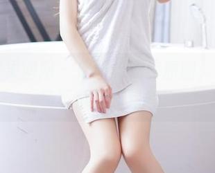 GIRLT果团网 – 周妍希短裤原图，陷入一场不算深的思考。
