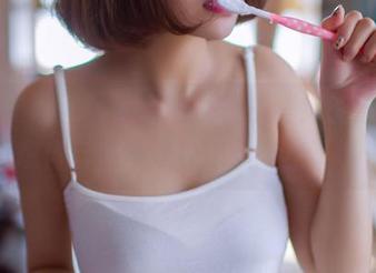 GIRLT果团网 – 在线注视王语纯的瑜伽，想想自己是不是也该盘腿坐下了…