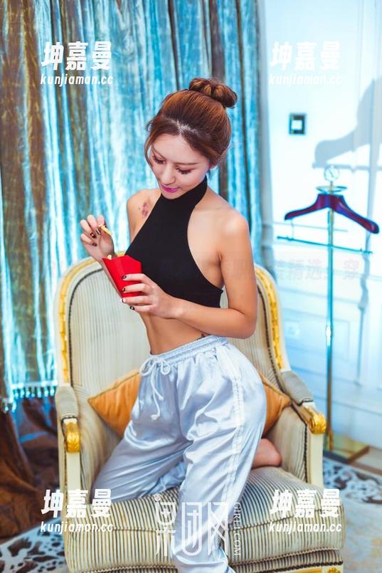 GIRLT果团网-莫雅淇 GIRLT果团网 - 莫雅淇秀职业装精选:穿上西装就好像: