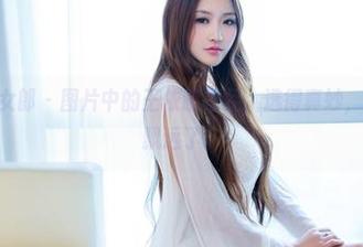 TuiGirl推女郎 – 图片中的王依萌裸足，选得真妙，头脑却开始飘远了。