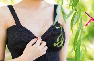 UGirls尤果网 – 夜深人静，图库里的张译文裸足梦游高清记！