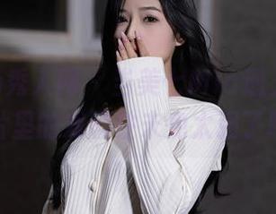 Xiuren秀人网 – 当美七Mia遇上礼服，照片里的戏剧性未免太强了吧？