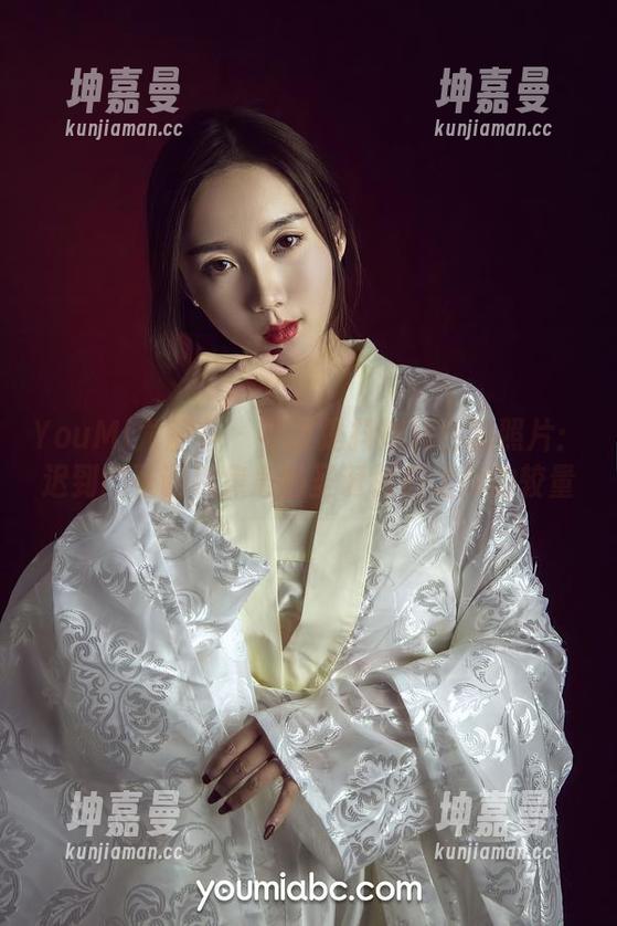 YouMi尤蜜荟 - 不过是抖娘利世的照片：迟到的圣诞和焦急的圣诞树们之间的较量