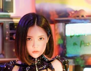 看，Yuka(유카)的吊带写真集，无论从哪个角度，居然都有种不一样的点击感？