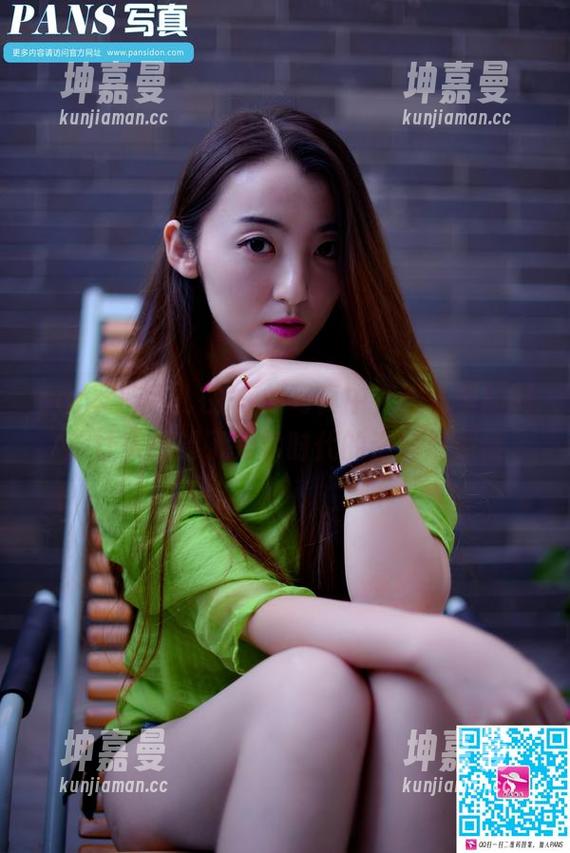 pans-可儿 pans - 可儿在JK的写真中,照片里的制服让人想起了大学时代的崇拜与憧憬