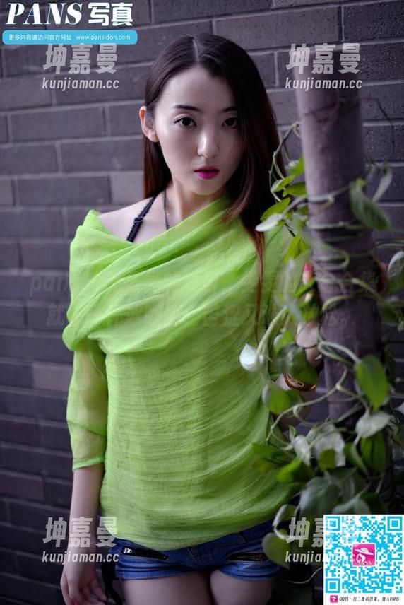 pans-雯雯 pans - 无圣光的夏日,雯雯的天台合集就像一杯冰咖啡,苦涩又让人放松。