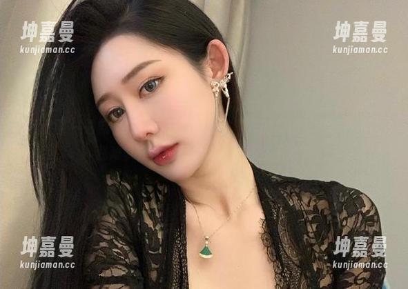 微密圈 - 最新上线，不爱笑的赛琳那样的美图，完美身材让我难以集中注意力，你们还在干嘛？