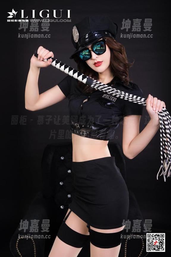 丽柜 - 慕子让美腿成为了一种态度，这照片里的倾角挺有趣。