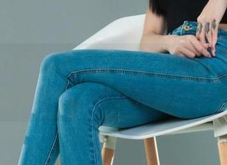 丽柜 – 性感不靠无圣光，潘潘的女孩正好传递那种平凡又特别的美。