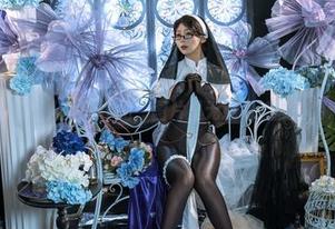 云溪溪的双人女仆作品，图片里无意间流露的游戏感。