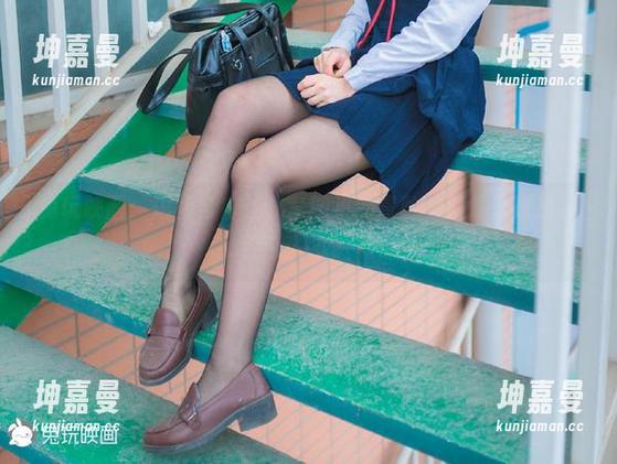 兔玩映画：短裙与白丝，套图里的冒险，就像在逛错了商场一样！