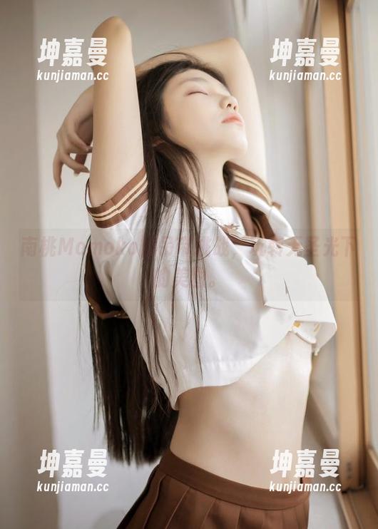南桃Momoko的吊带挑战，玩转无圣光下的美图。