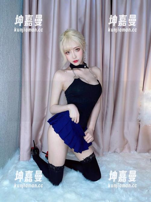 某个晚上，啾小妍Deer的猫女妆——你确定你不是她的猎物？photos一秒让人想入非非。