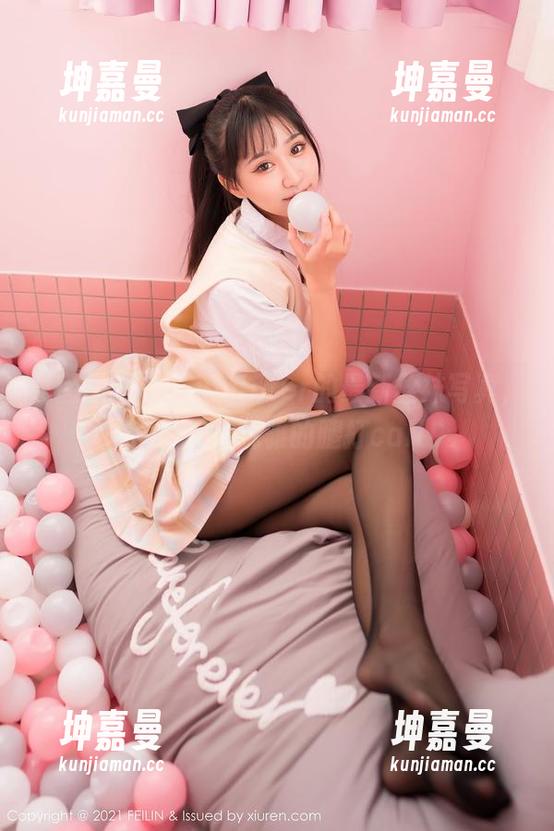 嗲囡囡 - 文芮jeninfer的最新丝袜写真，默默为这些优雅的腿打call！