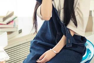 头条女神 – 果儿Victoria的灰丝写真集：一不小心，腿就成了新晋网红！