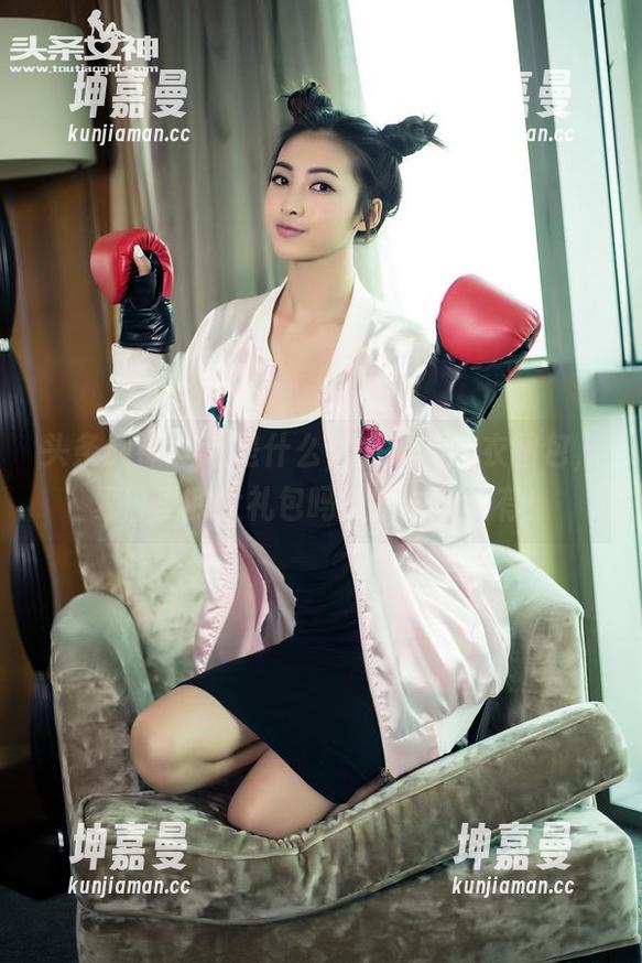 头条女神-语溪 头条女神 - 这是什么,语溪的泳衣图包,夏日里的大礼包吗?我也想拥有!