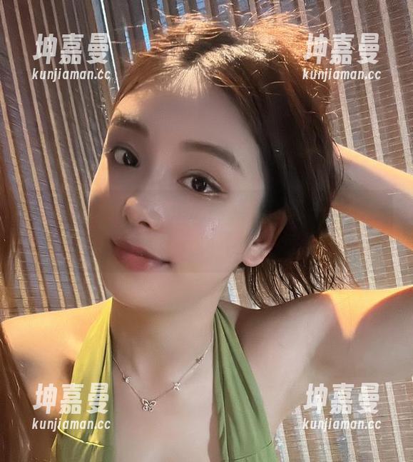微密圈 - 奶雯，果冻图集里的每一幕都让人心甘情愿沉醉，真不知该怎么解脱。