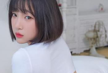 姜仁卿(강인경)，你的写真果然不是一般的用嘴，图片里的神情好有意思！