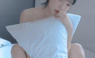 看姜仁卿(강인경)的棉袜在图册中那种恍惚的氛围。