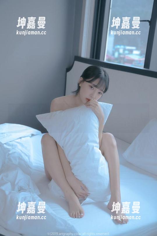 看姜仁卿(강인경)的棉袜在图册中那种恍惚的氛围。