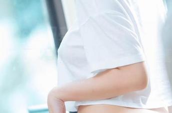 最新婚纱cos闪亮登场，姜仁卿(강인경)在这里边嫁我边拍照，拍完后婚纱留着干嘛呢？
