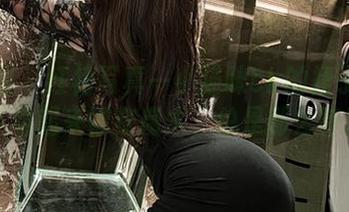 微密圈 – 红裙写真—小猫咪ck的裙子在阳光下看起来像变魔术，总是那么特别。