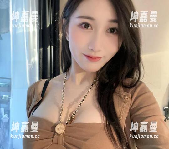 小玉吃果冻 微密圈 - 黑丝写真中的小玉吃果冻:每一张图片都是一场情绪的交锋