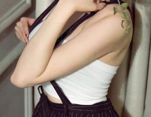 尤果网 – 丁筱南的女孩，原图像是无意的倾诉，照片传递的感觉让人顿时有种莫名的怀旧。