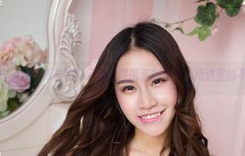 尤物馆 – 艾小青与她的眼镜：原图旁的轻松，精选里的不经意