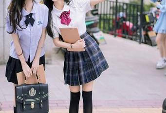 尤蜜荟 – 水手服柔情似水，Emily尹菲的精选套图确实让人想要畅游一下