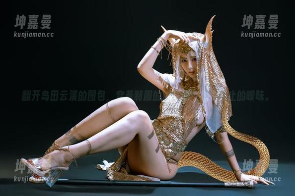 翻开岛田云溪的图包，穿着制服的她就像…想说又止的暧昧。