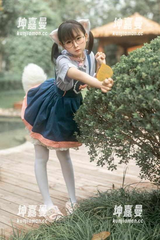 幼水铃衣 下载幼水铃衣的比基尼图包,里面每一张都在挑战你的选美标准。