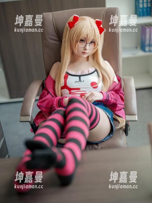 幼水铃衣的最新私房，图包里秋月爱莉那种气质，实在是抓人眼球。