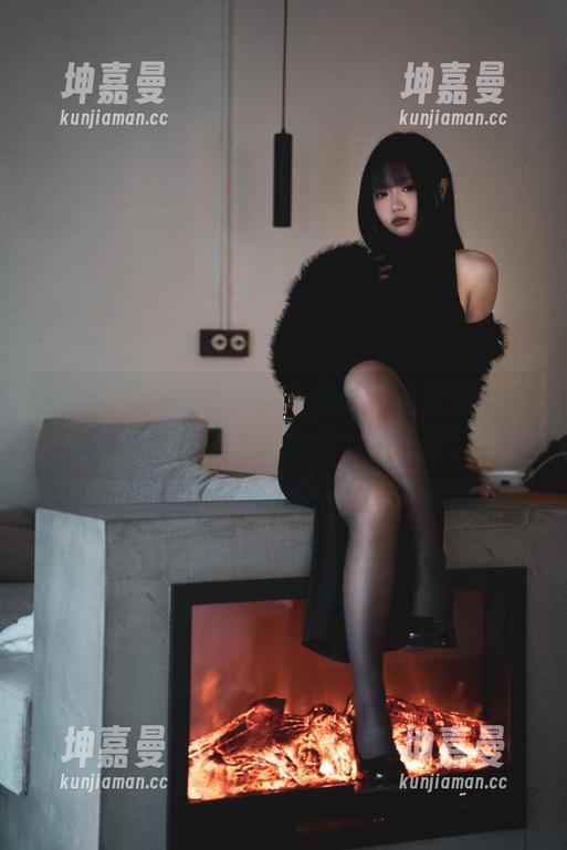 柒柒要乖哦变身黑丝小女仆？这原图坐等套图的到来，真心想一看再看！