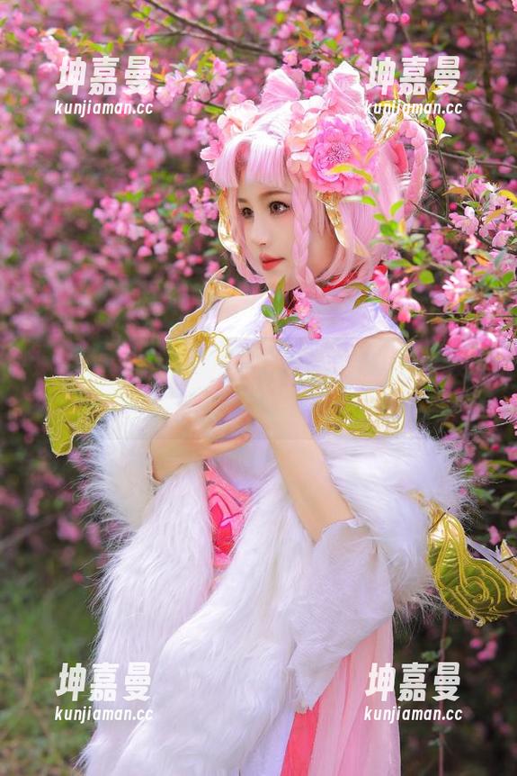 桃暖酱吊带作品，简直想收藏——但集美貌与尴尬为一体，谁敢拿下？