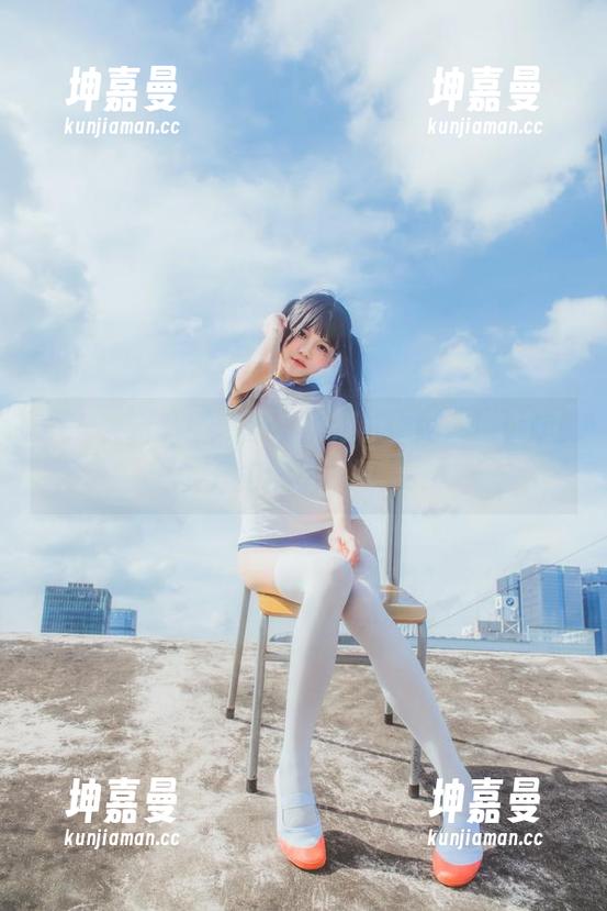 在桜桃喵的作品里，希娜小姐似乎随时可能走出画框