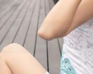 梦丝女神 – 当玥玥在楼道内自拍：网盘的写真披风