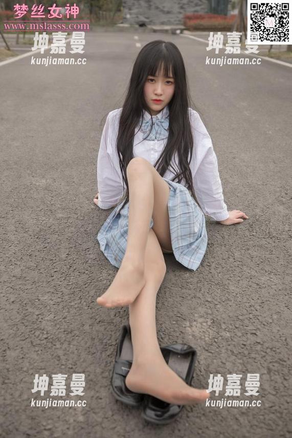 梦丝女神 - 香萱的户外秀：是飘在空中吗，还是倒在草地上？