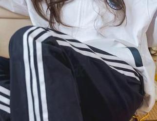 浴室里的小任性：神沢永莉选择了蓝白泳衣