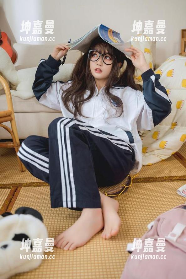神沢永莉 浴室里的小任性:神沢永莉选择了蓝白泳衣