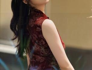 秀人网 – 这组Jennifer小若的写真，白裙配壁纸，嗯…我是不是该打个边框挂墙上？