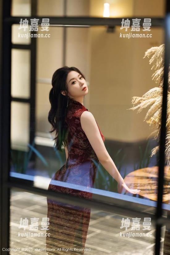 秀人网 - 这组Jennifer小若的写真，白裙配壁纸，嗯…我是不是该打个边框挂墙上？