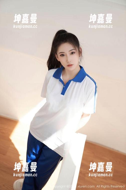 秀人网 - 套图：女王伊思思的自我介绍：嗨，我来拯救沙发了！