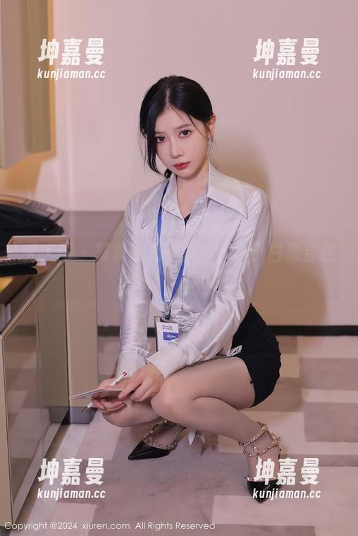 秀人网 - 写真还是干脆秀？小小白思宜在天台忙着纠结！