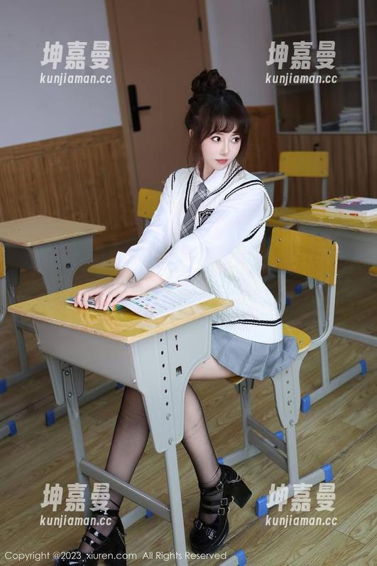 秀人网-拍黄瓜girl 秀人网 - 拍黄瓜girl,好吧,说吧你喜欢的美脚,这套图我分享给你。