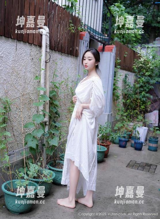 秀人网-田依依 秀人网 - 田依依的泳池专属时光:无圣光的清凉合集