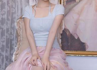 秀人网 – 穿上礼服的章芃芃，这不仅仅是写真，是在上演一场走向豪华的秀。