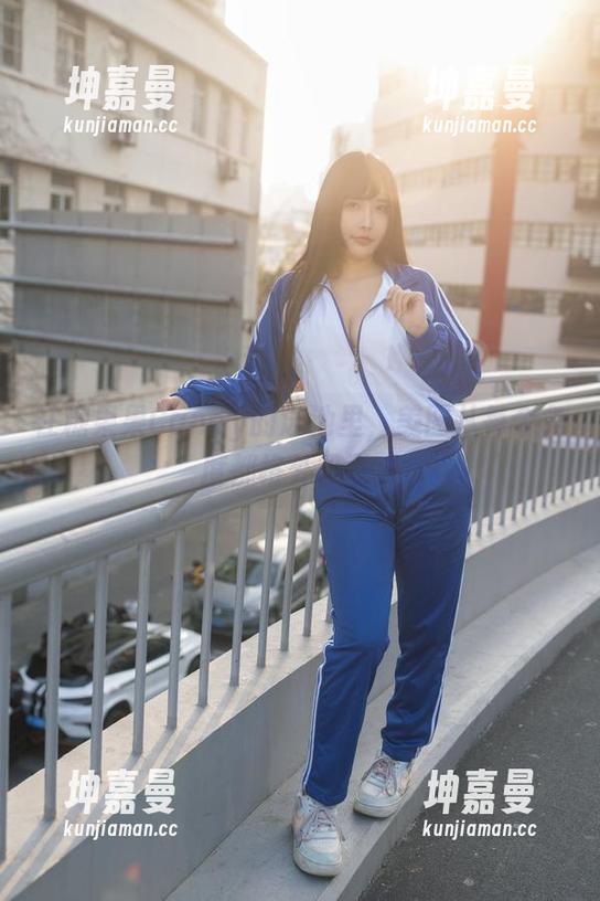 糖果果Candy 在糖果果Candy的泳池里,美图从每个角度都格外吸引人