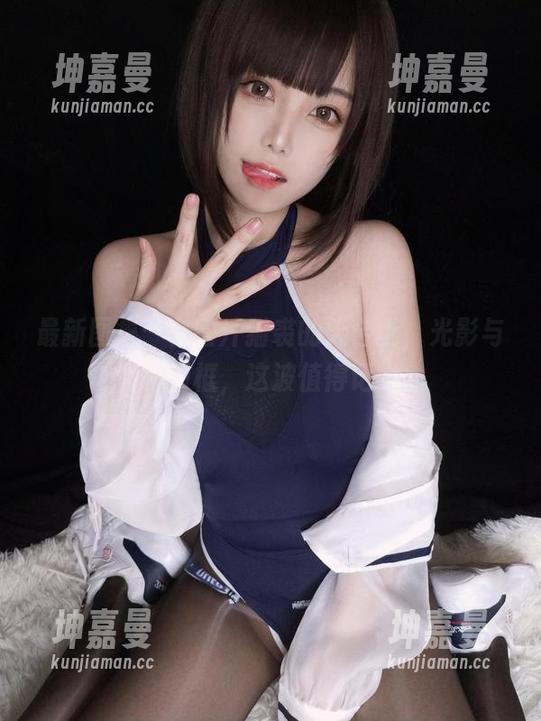 最新图集：在蜜汁猫裘的天台上，光影与洒脱同框，这波值得记录。